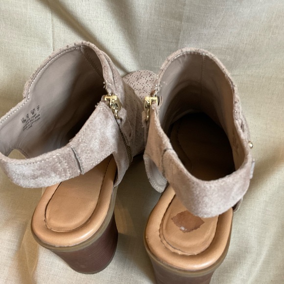 Dr. Scholl’s Booties w/ heel Size 10 - Picture 6 of 16